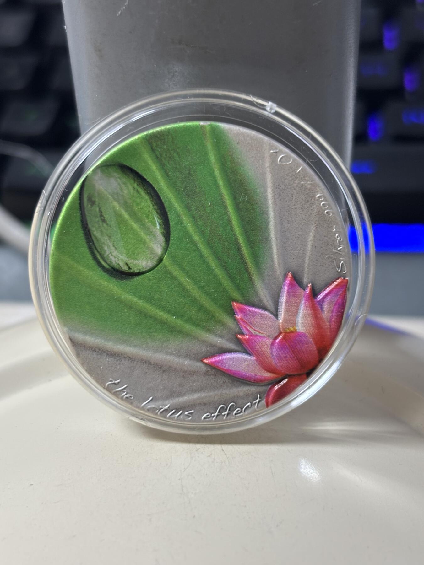 第184期拍卖 纽埃2020年花卉系列荷花镶嵌大颗水晶露珠仿古1盎司银币，999银，发行500枚