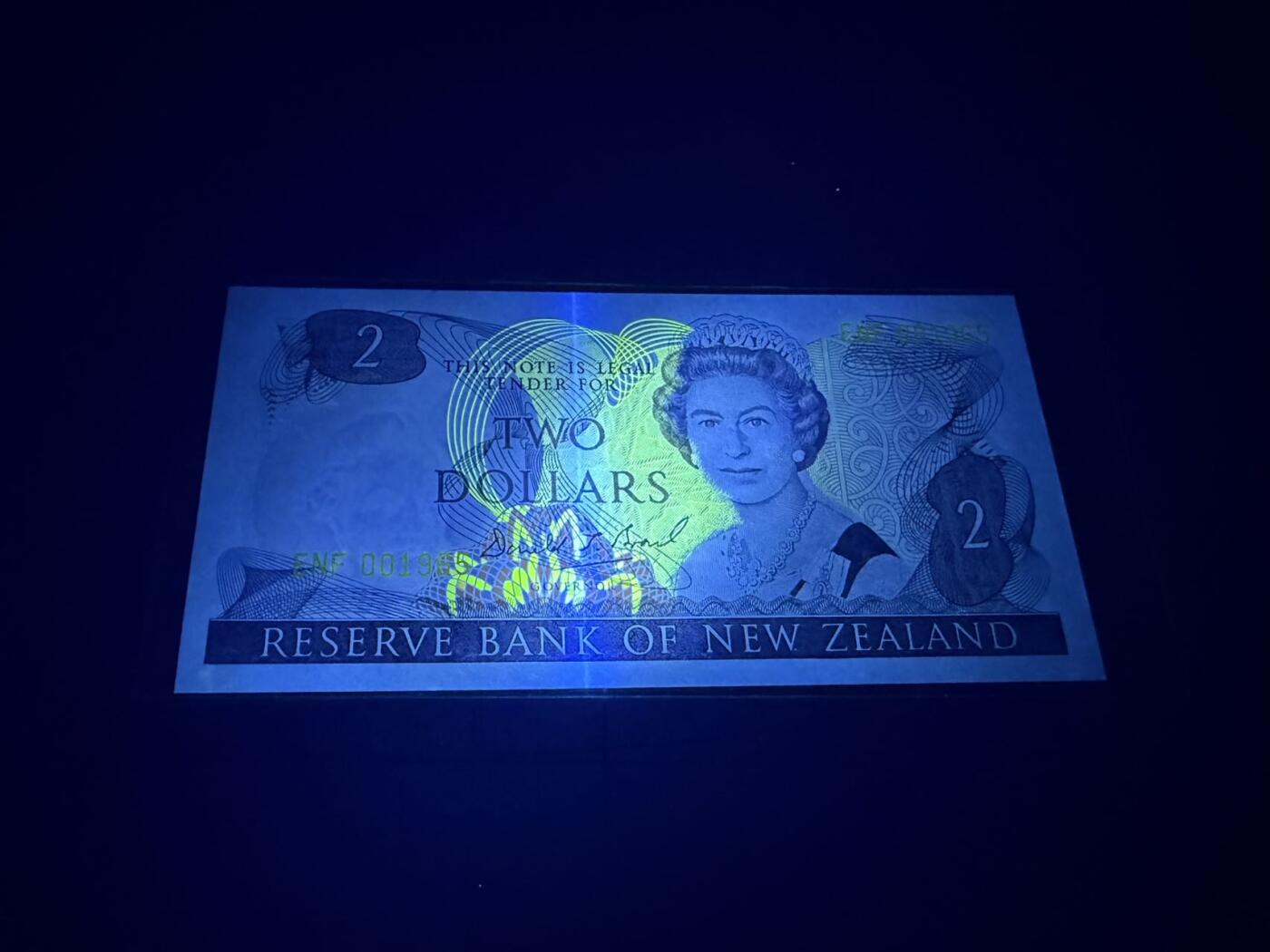 【炜奕收藏】，第五十二期 新西兰2元，UNC品相，千位号年份号无347