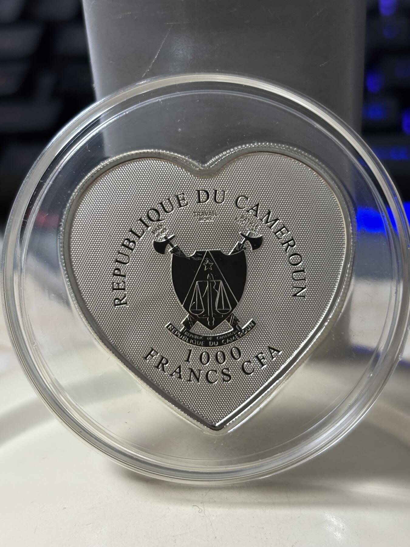 第184期拍卖 喀麦隆2013年天使之爱高浮雕全息幻彩心形纪念银币带证书，925银，发行2500枚