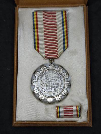 凯旋世界勋赏（第20期）（欢迎送拍）（对拍品有疑问请询问客服，不接受到手刀，出价默认拍品品相。请认真阅读拍卖规则！出价默认已认可！）（收到货请录制开箱视频，无视频概不处理问题。） - 罗马尼亚祖国解放35年纪念章