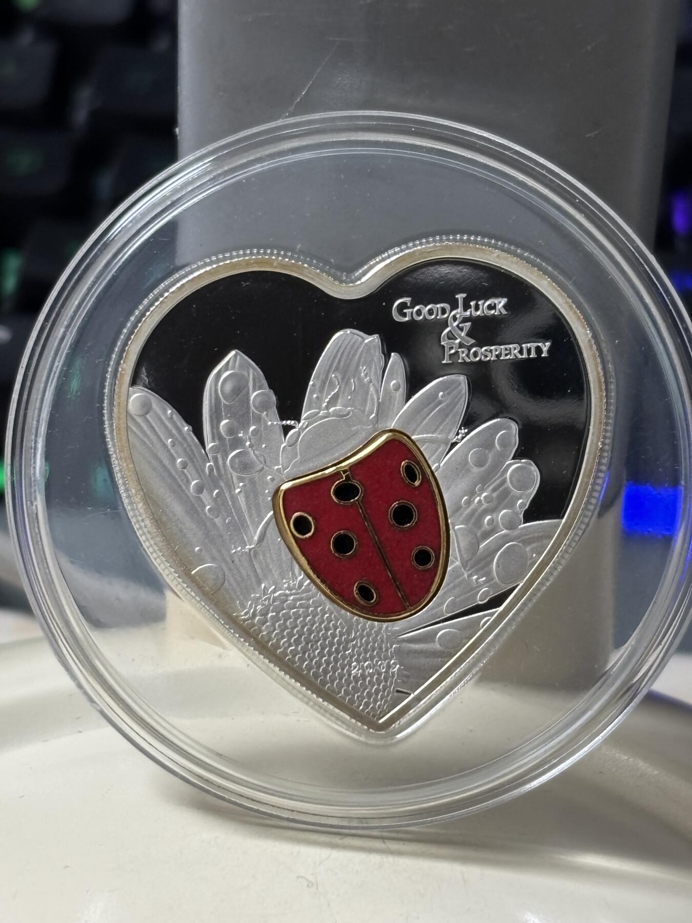 第184期拍卖 帕劳2009年幸运瓢虫彩色心形精制纪念银币带证书，999银，25克，发行量2500枚，有氧化