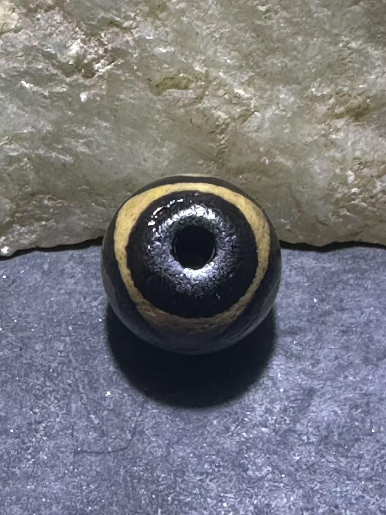 仅此一颗，精品藏传双虎牙玛瑙天珠一颗，。