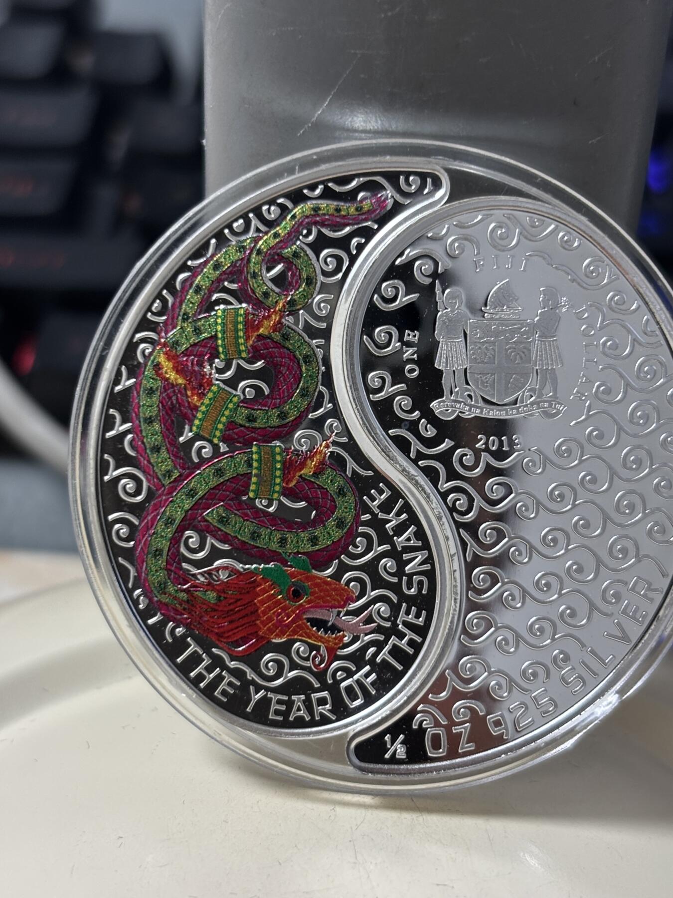 第184期拍卖 斐济2013年十二生肖 蛇年精制彩色阴阳合体纪念银币 925银，16.81克X2 发行量：5000 盒证全 芬兰造币局代铸，
