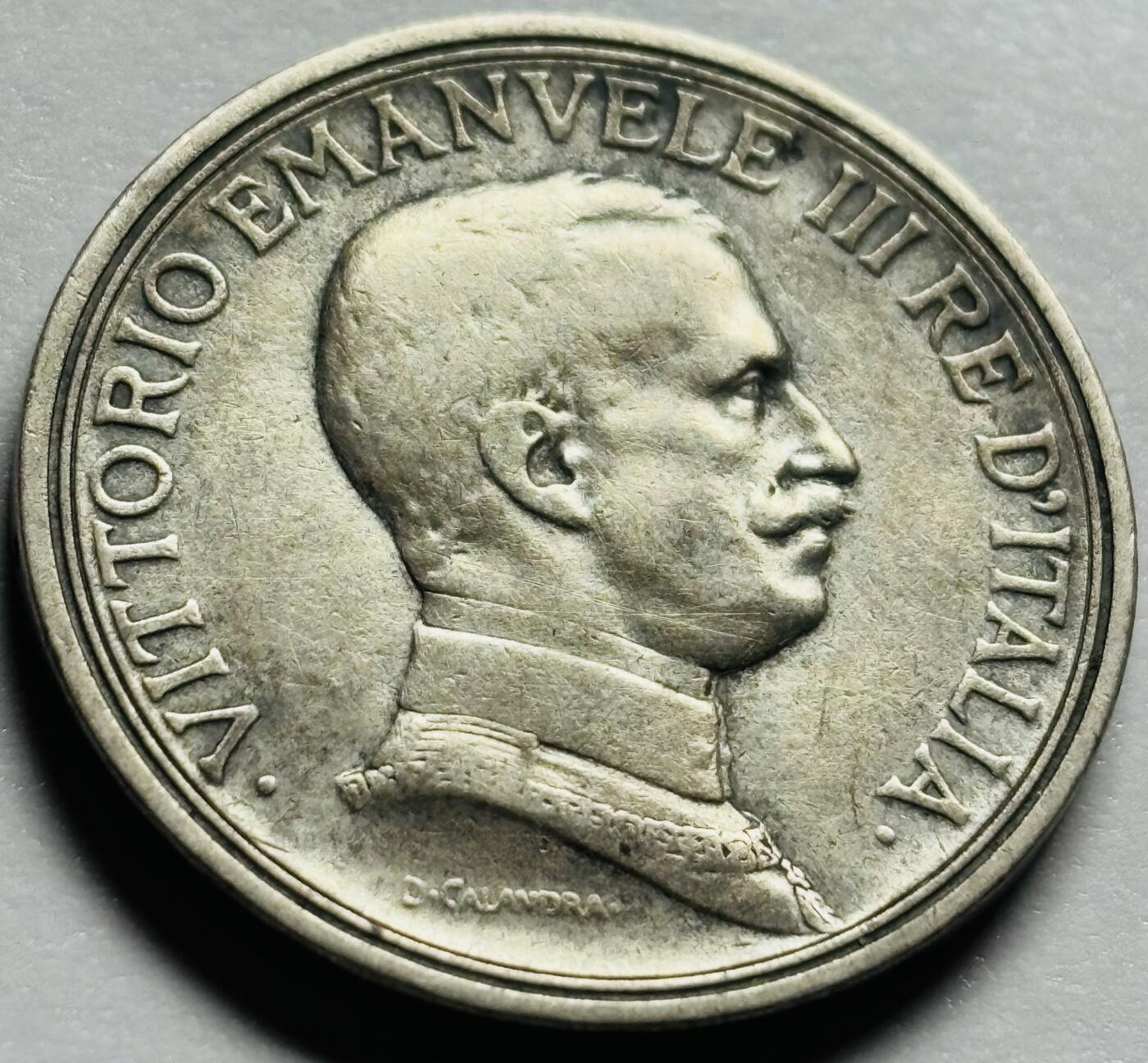 文馨钱币收藏第 283 场，【大雪鉴珍，寒英缀金】金银纪念币精品场，诚邀您的参与【长期接代拍品】 原光好品 1916 年意大利伊曼纽尔三世  四驾马车 2 里拉银币，第四版，只发行 4 年，835 高银