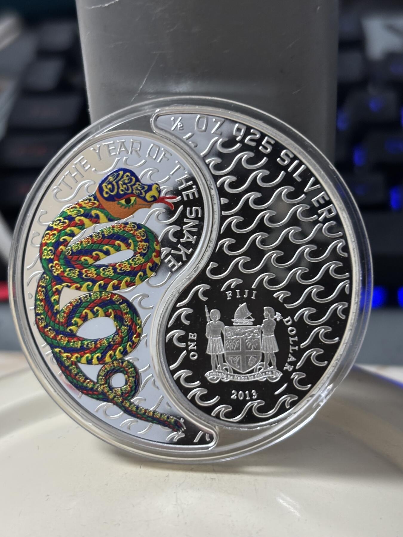 第184期拍卖 斐济2013年十二生肖 蛇年精制彩色阴阳合体纪念银币 925银，16.81克X2 发行量：5000 盒证全 芬兰造币局代铸，