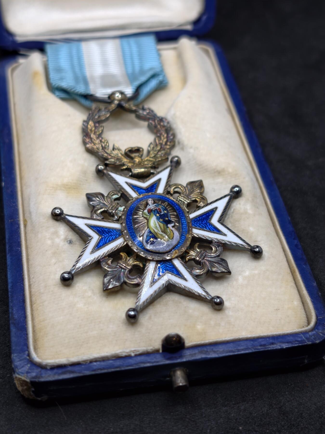 凯旋世界勋赏（第20期）（欢迎送拍）（对拍品有疑问请询问客服，不接受到手刀，出价默认拍品品相。请认真阅读拍卖规则！出价默认已认可！）（收到货请录制开箱视频，无视频概不处理问题。） 西班牙卡洛斯三世勋章原盒，阿方索十三世版本，银质画珐琅