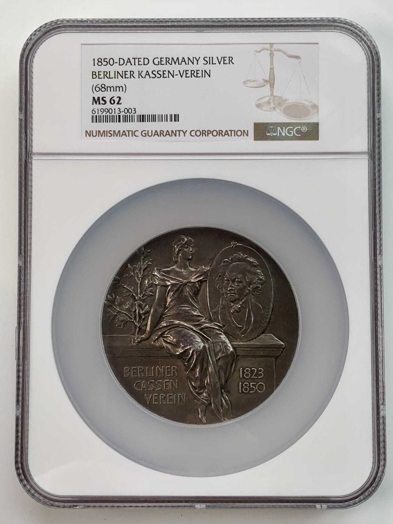 掌中浮雕-藏着的欧洲第044场 NGC MS62 ：1850年柏林银行成立银章，68mm，129g. 正面人像柏林收银协会的联合创始人约瑟夫·门德尔松（犹太人），哲学家摩西·门德尔松的长子和作曲家费利克斯·门德尔松·巴托尔迪的叔叔