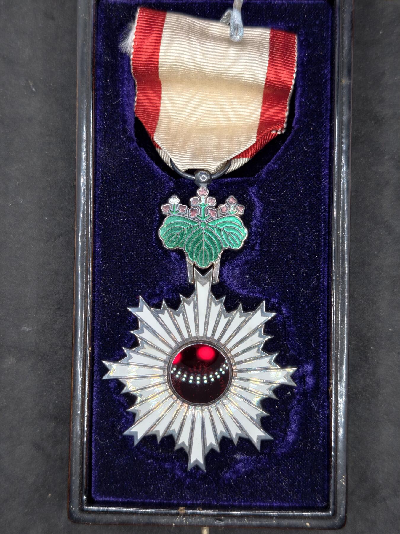 凯旋世界勋赏（第20期）（欢迎送拍）（对拍品有疑问请询问客服，不接受到手刀，出价默认拍品品相。请认真阅读拍卖规则！出价默认已认可！）（收到货请录制开箱视频，无视频概不处理问题。） 六等旭日带盒