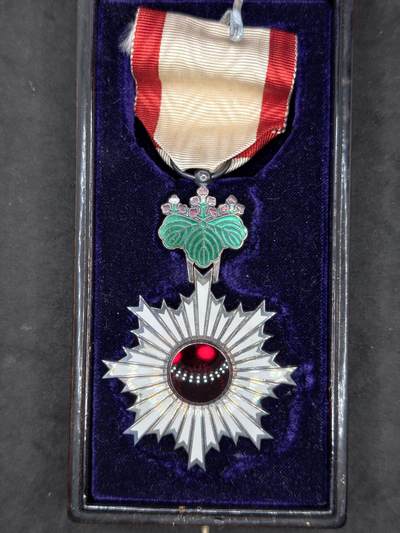 凯旋世界勋赏（第20期）（欢迎送拍）（对拍品有疑问请询问客服，不接受到手刀，出价默认拍品品相。请认真阅读拍卖规则！出价默认已认可！）（收到货请录制开箱视频，无视频概不处理问题。） - 六等旭日带盒