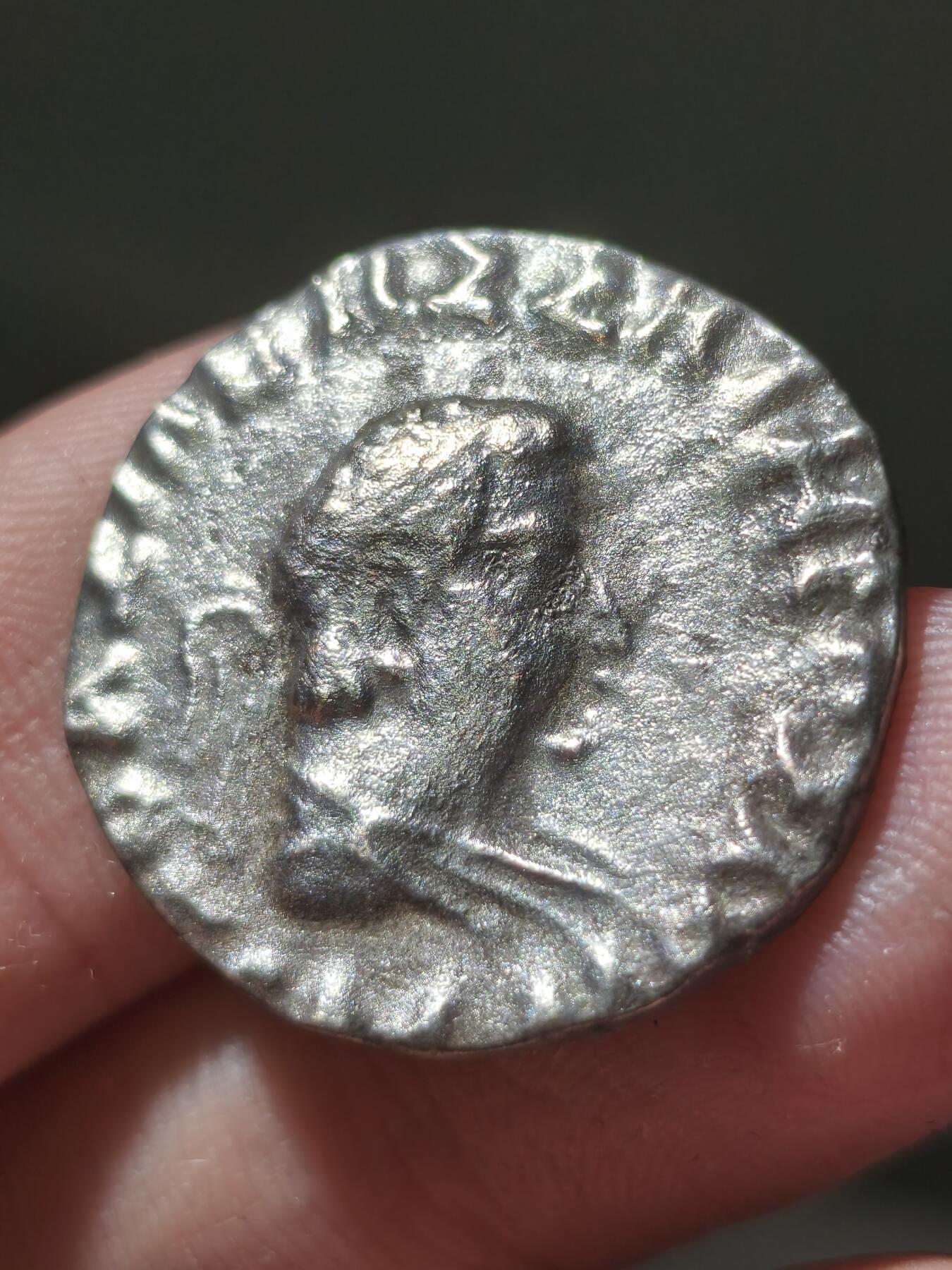 星盘世界钱币十二月六日古典币专场 印度希腊四德大银币，国王赫马厄斯，正面是国王头戴束发带，周围一圈希腊文背面是宙斯坐在简化的王座上，佉卢文铭文