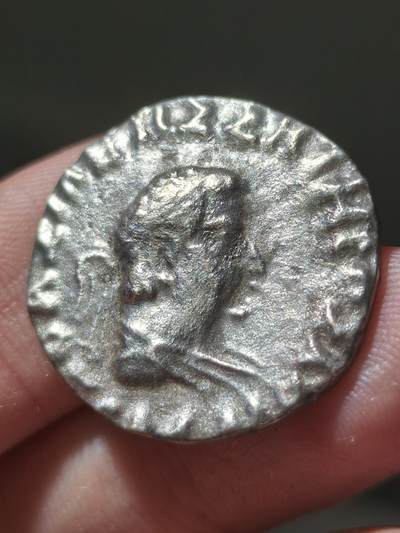 星盘世界钱币十二月六日古典币专场（流感中招了，推迟一周12.13拍） - 印度希腊四德大银币，国王赫马厄斯，正面是国王头戴束发带，周围一圈希腊文背面是宙斯坐在简化的王座上，佉卢文铭文