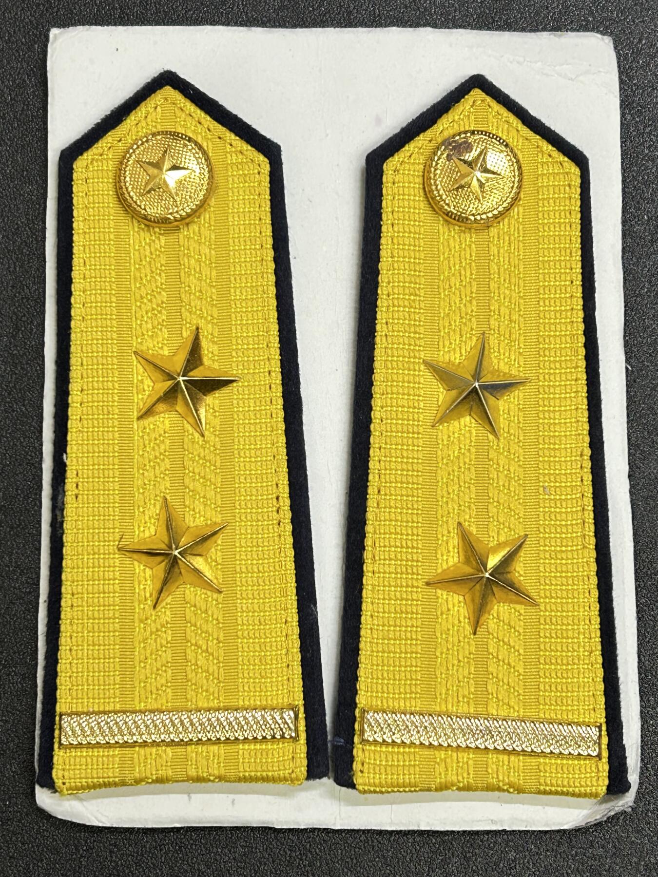 西秦中古拍卖第六十八期 越南人民军海军中尉肩章 库存未使用