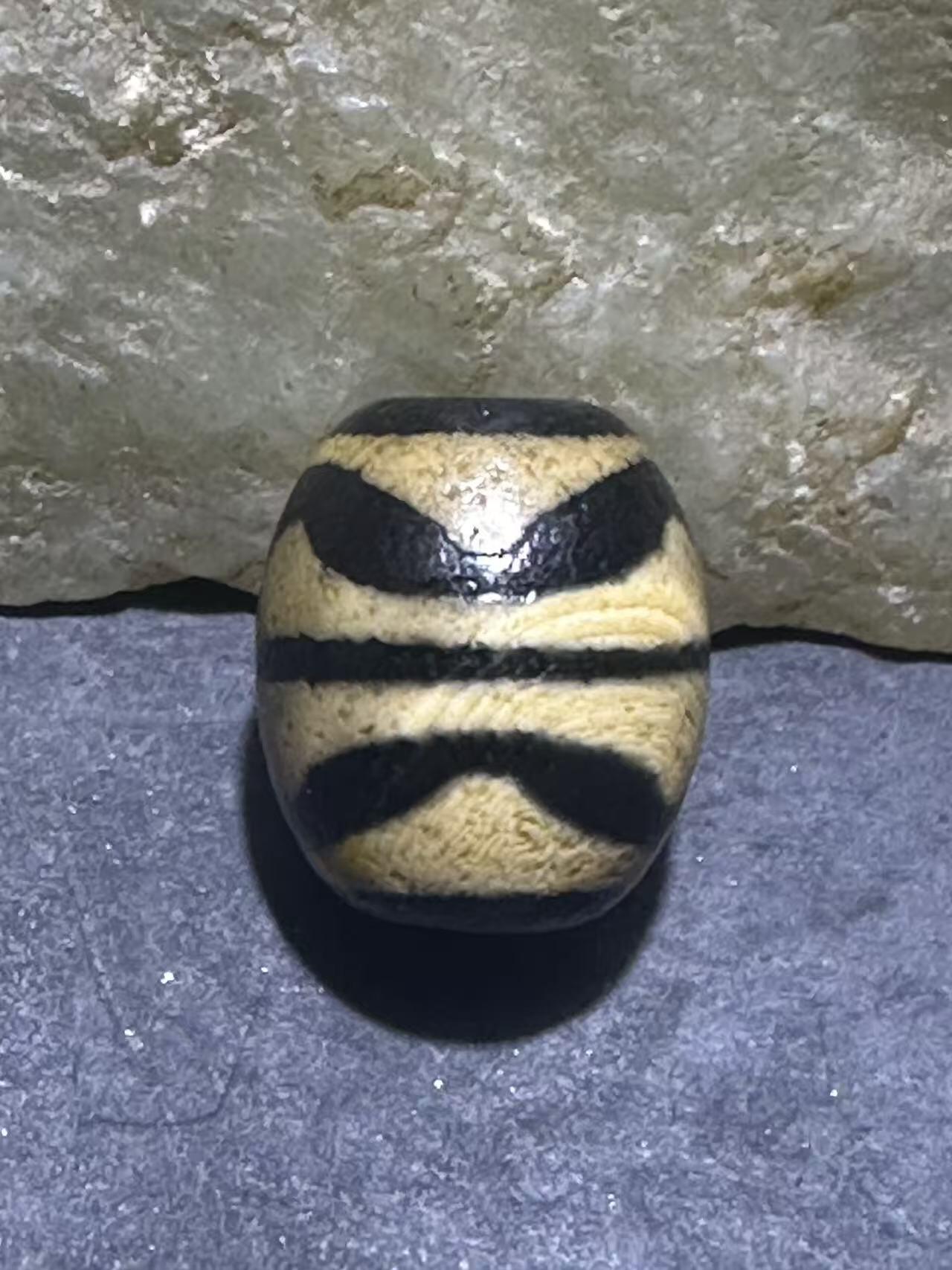 仅此一颗，精品藏传双虎牙玛瑙天珠一颗，。