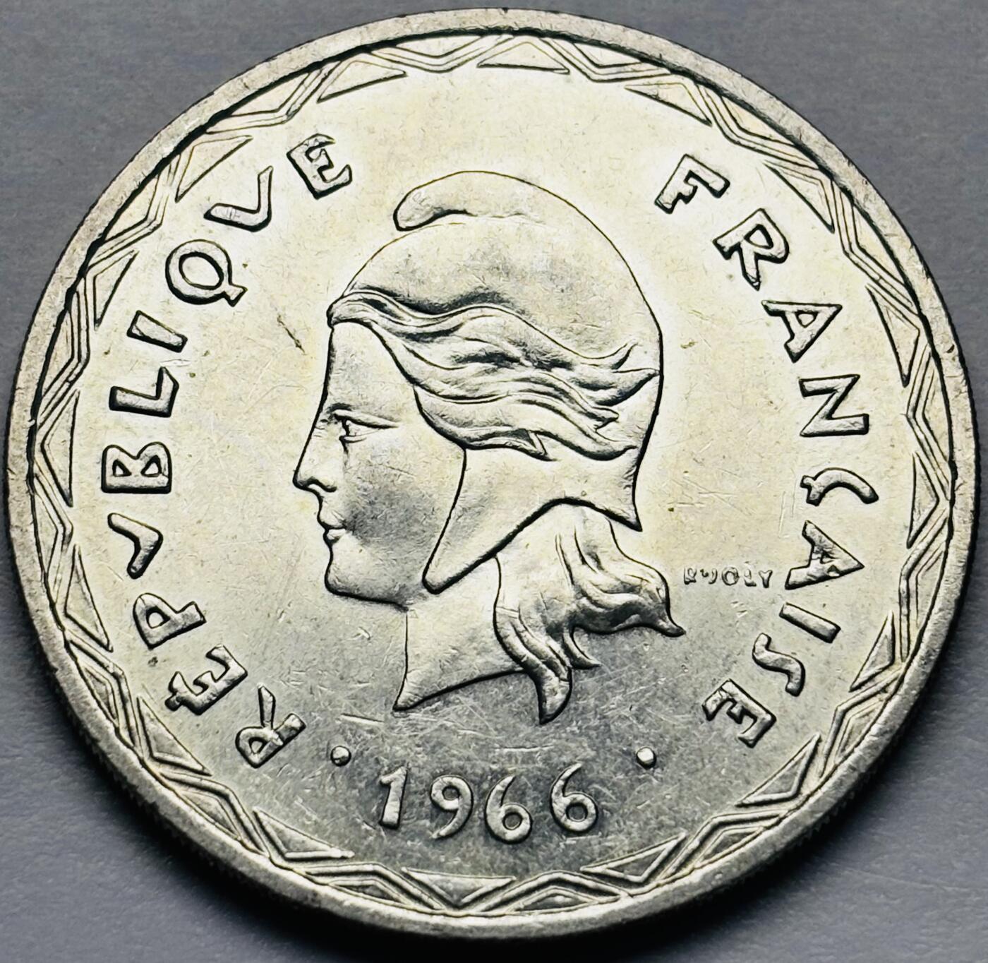 文馨钱币收藏第 283 场，【大雪鉴珍，寒英缀金】金银纪念币精品场，诚邀您的参与【长期接代拍品】 原光好品 1966 年新赫布里底 100 法郎大银币，25 克，835 高银，首发版