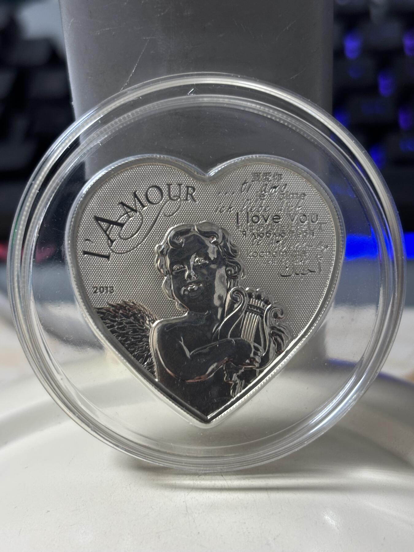 第184期拍卖 喀麦隆2013年天使之爱高浮雕全息幻彩心形纪念银币带证书，925银，发行2500枚