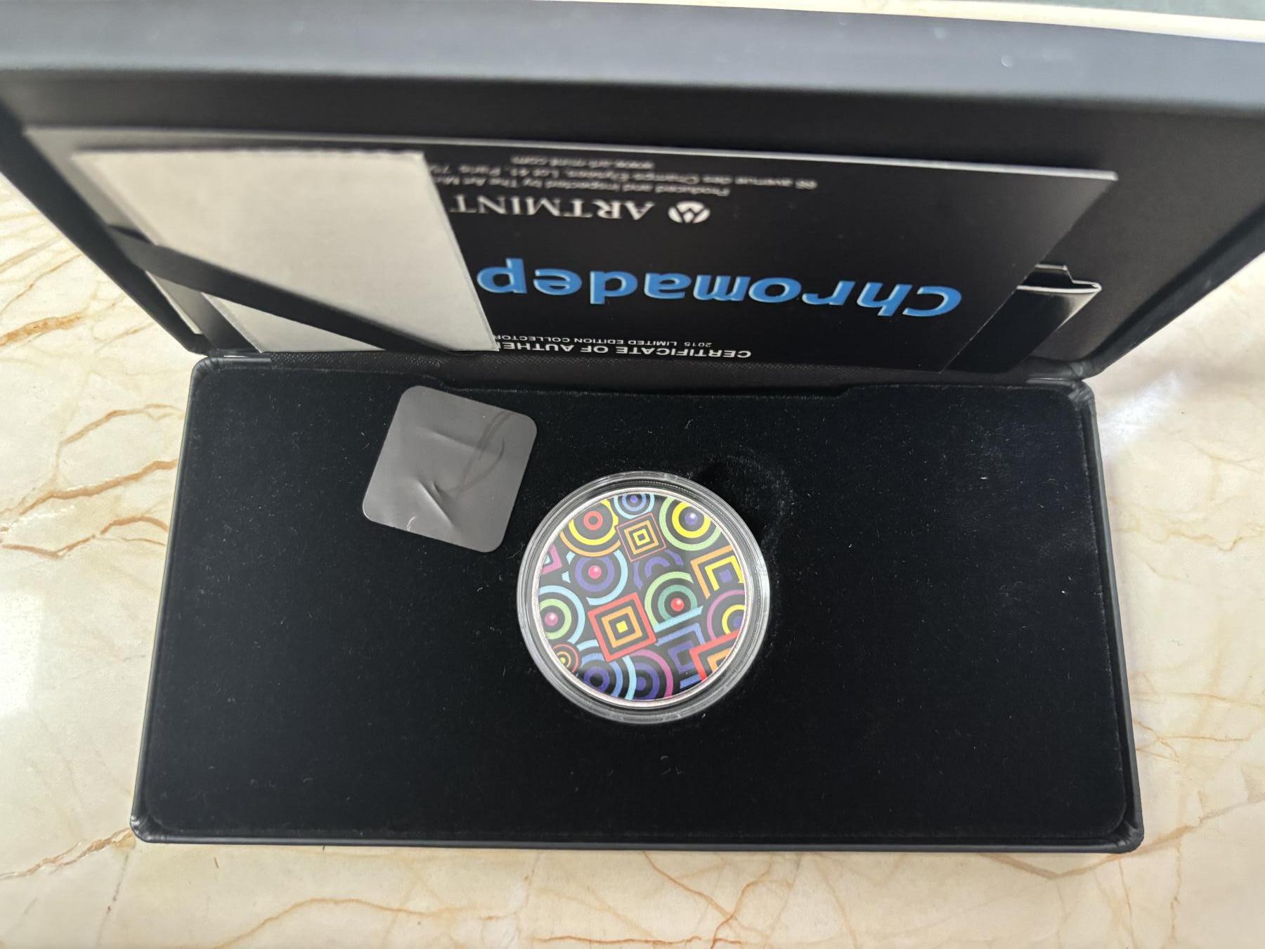 第184期拍卖 纽埃2015年革命性的3D技术1盎司纪念彩银币配眼镜，999银，发行699枚