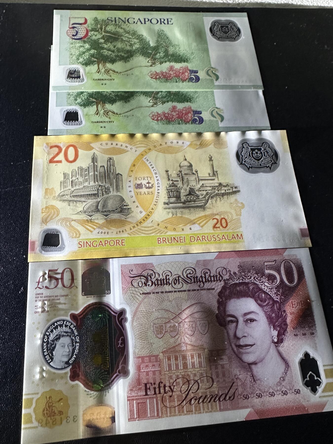 《外钞收藏家》第五百九十一期（畅拍场）（本平台长期征集拍品、欢迎藏友们联系合作） 新加坡塑料钞5元 2张999豹子号+20元纪念钞+英国女王塑料钞50镑 一起 全新UNC