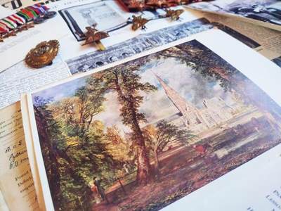 勋章专场 - 服役于苏格兰爱丁堡威尔特郡团的R.J.古德温的一批个人资料照片、军团纸质资料等，还有些军服铜纽扣、铜徽章、军团布制徽。R.J.古德温、是照片中戴眼镜的那位男士。具体看简介