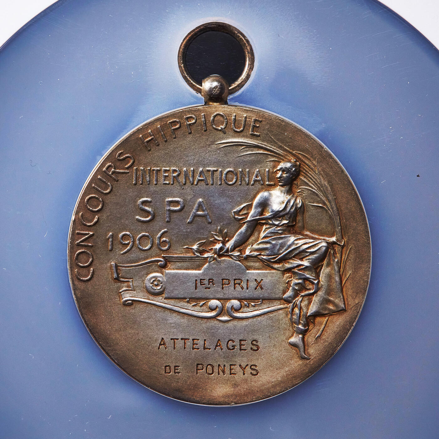 【俄甄集藏】2025年(045)12-03 星期三 晚 19:30 全场包邮 比利时1906年利奥波德二世头像纪念斯帕国际马术竞赛金奖大银章，NGC MS62，五彩包浆，直径：50mm