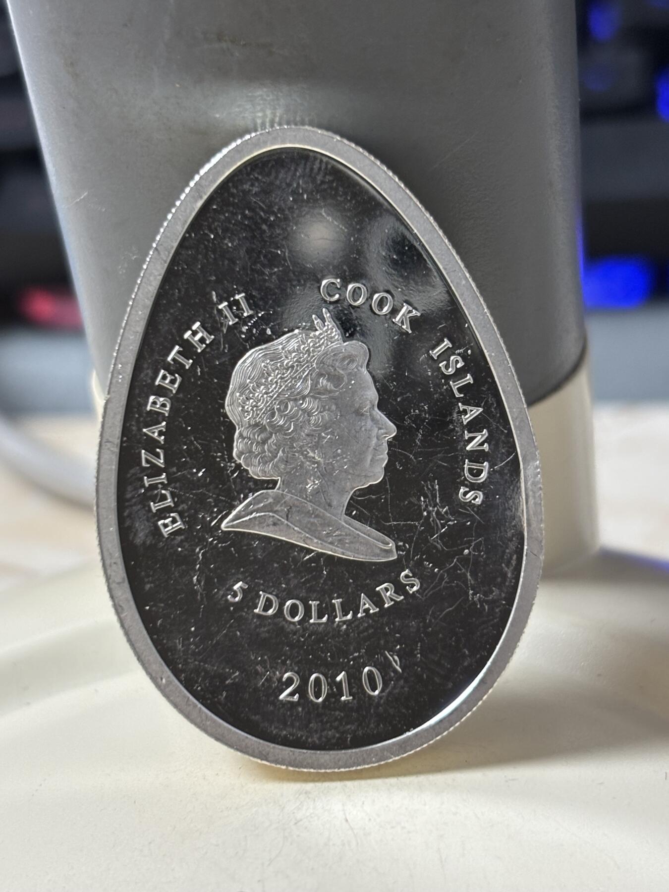 第184期拍卖 库克群岛2010年 皇家彩蛋系列-蓝色景泰蓝精制银币，  20克999银镀金，发行量：2500枚，有瑕疵，没有塑料盒