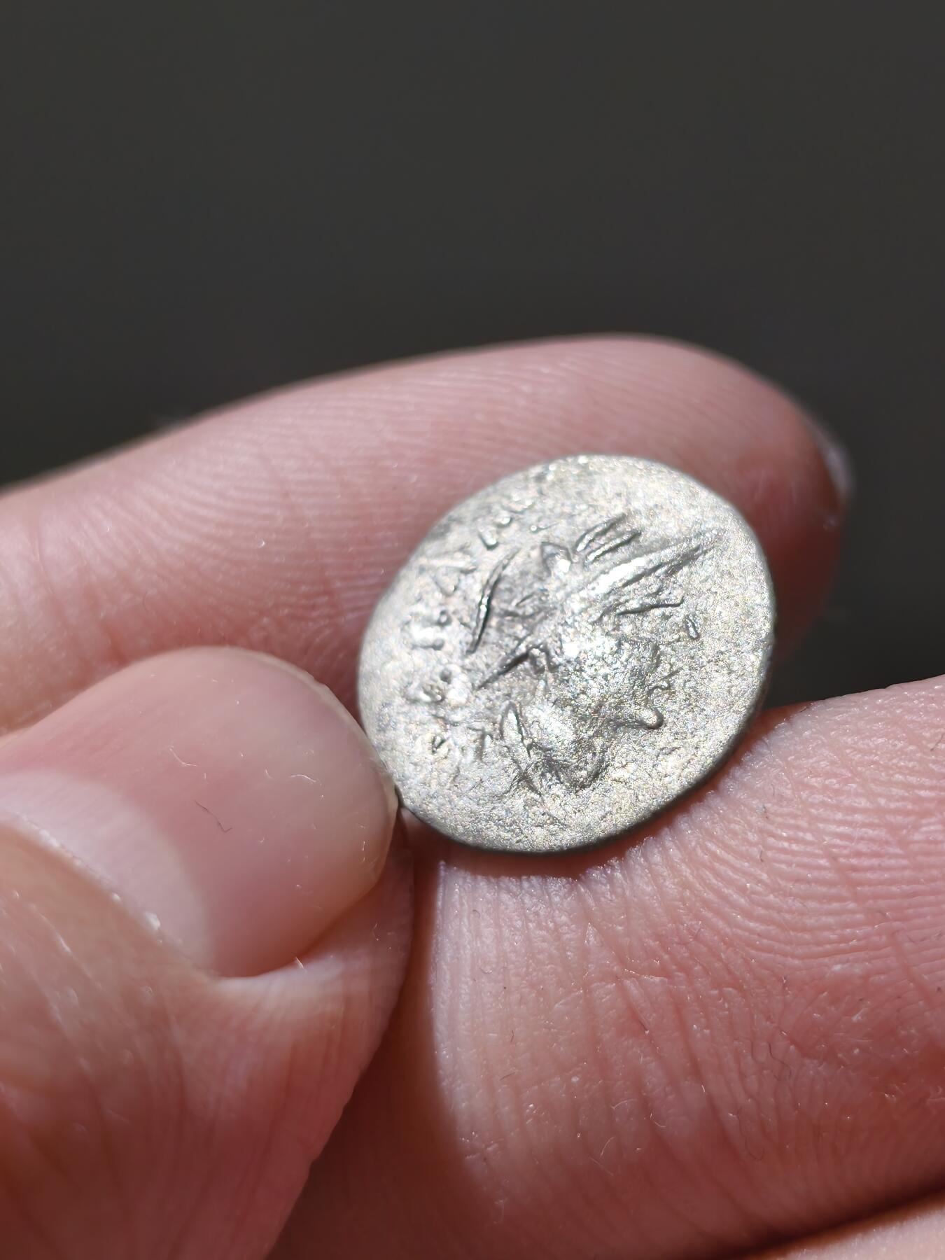 星盘世界钱币十二月六日古典币专场 大月氏都密翕侯萨帕德比西斯Sapadbizes，双奥波银币稀少面值一般都在1.6克左右，这一枚是0.92克不是半德属于双奥波，约公元前一世纪，正面是头戴巴克特里亚盔头像，背面是狮子