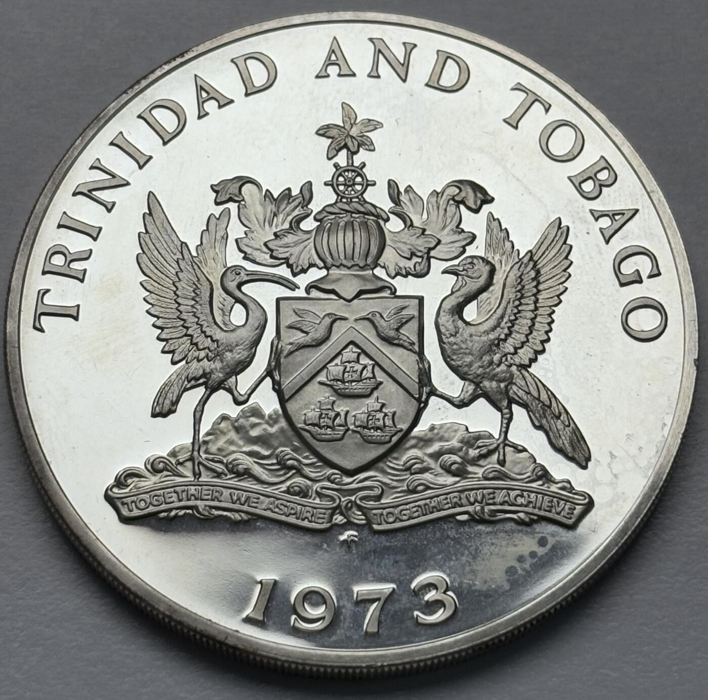 文馨钱币收藏第 283 场，【大雪鉴珍，寒英缀金】金银纪念币精品场，诚邀您的参与【长期接代拍品】 少见全新 1973 年特立尼达和多巴哥 10 元精制纪念大银币，首发版只发行三年 35 克 925 高银