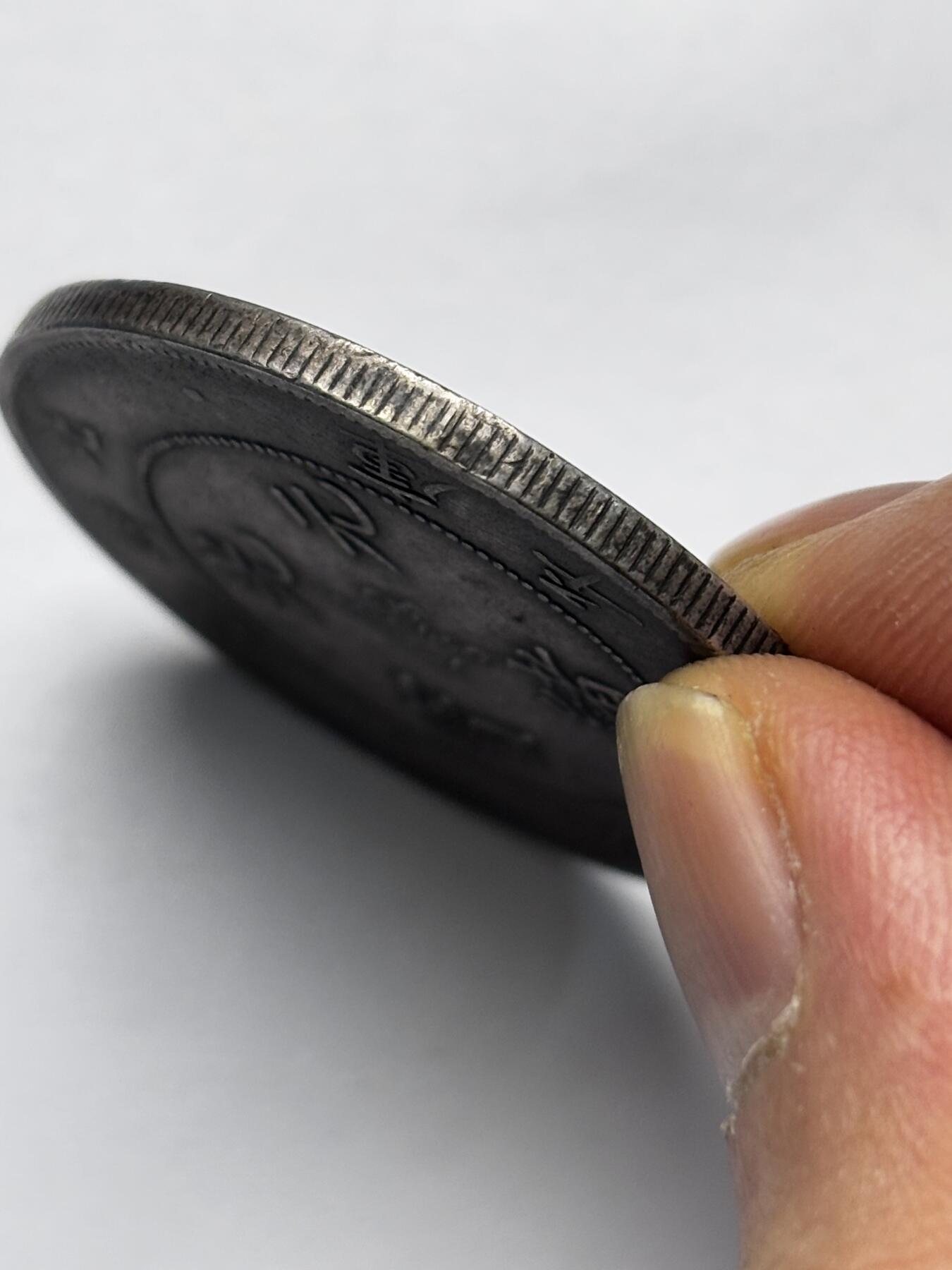 文馨钱币收藏第 283 场，【大雪鉴珍，寒英缀金】金银纪念币精品场，诚邀您的参与【长期接代拍品】 少见晚清上海弄堂酱彩包浆 光绪元宝北洋造库平七钱二分银元光绪 29 年造 北洋龙，精美且工艺精湛，展现了晚清铸币技术的巅峰水平。北洋龙的形态威严灵动，龙头深邃，龙须飘逸，龙爪尖锐，整体充满力量感。包真包老如假包换