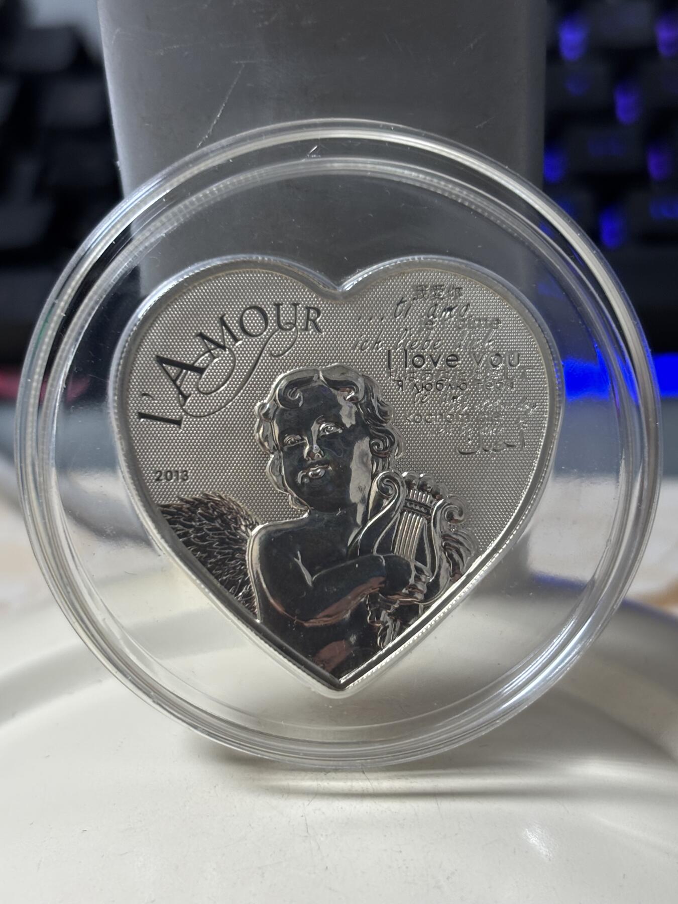 第184期拍卖 喀麦隆2013年天使之爱高浮雕全息幻彩心形纪念银币带证书，925银，发行2500枚