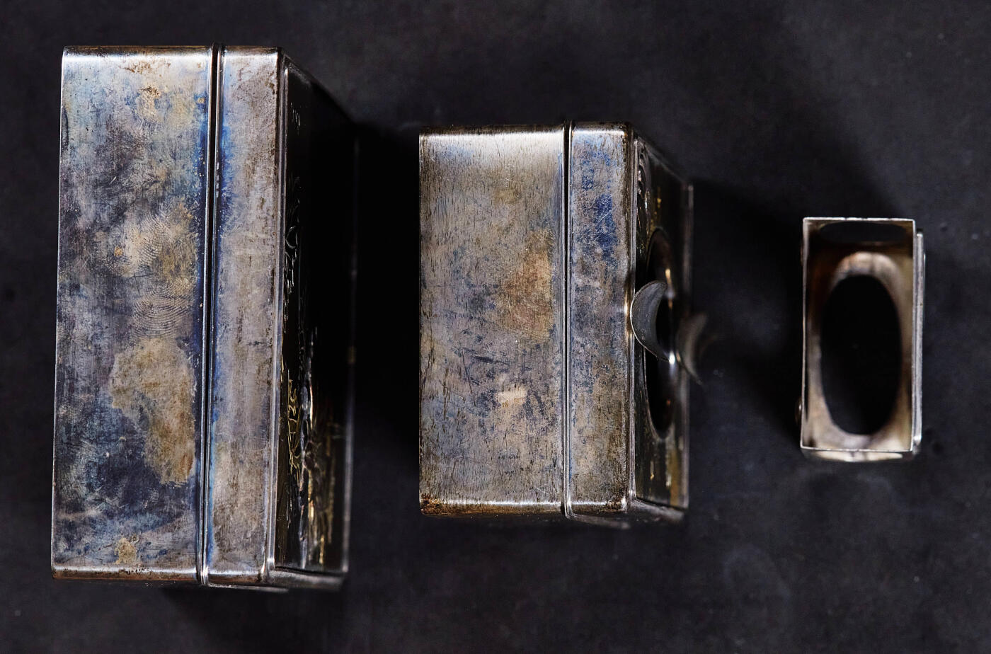 【俄甄集藏】2025年(045)12-03 星期三 晚 19:30 全场包邮 日本1930-1950年代簪花珐琅彩嵌银工艺古董烟具一套，工艺精湛，保存完好，分为烟丝盒、烟灰缸、火柴盒三件套，烟盒长：105mm，宽：85mm，高：35mm；烟灰缸长：85mm，宽：63mm，高：35mm；火柴盒长：56mm，宽：37mm，高：20mm，总重量：320.5克，收藏及实用佳品