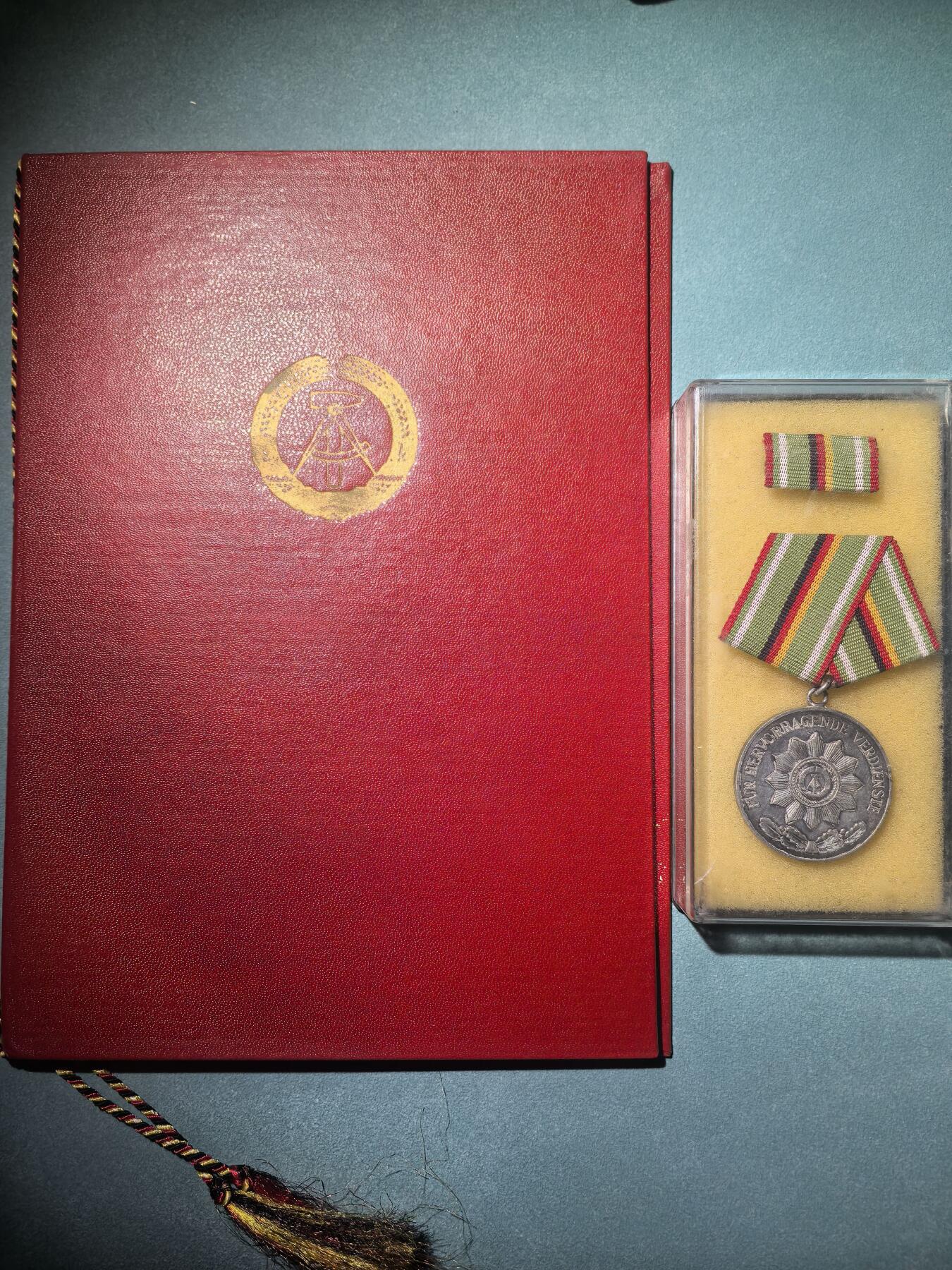 盛世勋华——号角文化勋章邮票专场拍卖第291期 东德人民警察少校Rudolf Geist所获勋赏之 内务部银级功劳奖章 原盒带略1978年证书 