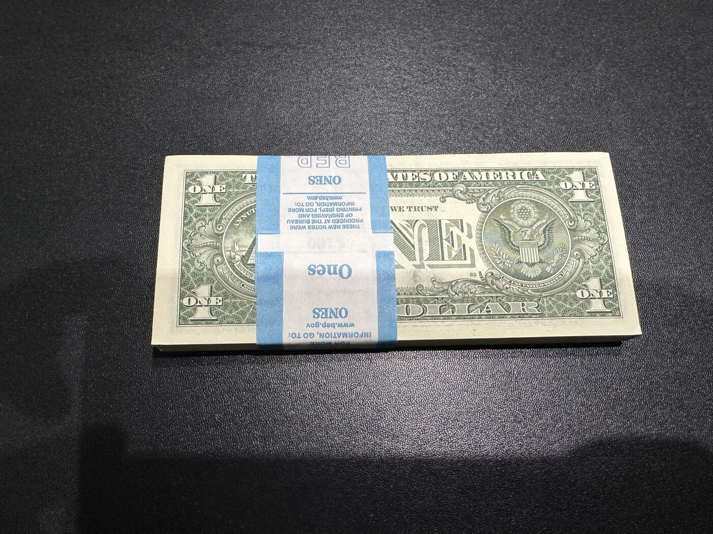 《外钞收藏家》第五百九十一期（畅拍场）（本平台长期征集拍品、欢迎藏友们联系合作） 2021年美国1美元 标准100连号 全新 尾几张角轻微压到