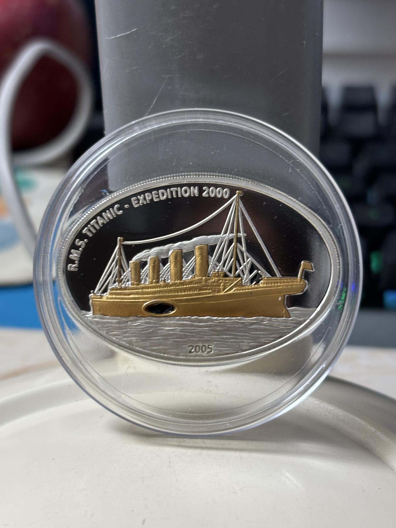 第184期拍卖 利比里亚2005年镶嵌泰坦尼克号打捞煤块镀金版银币带证书，925银镀999金，25克