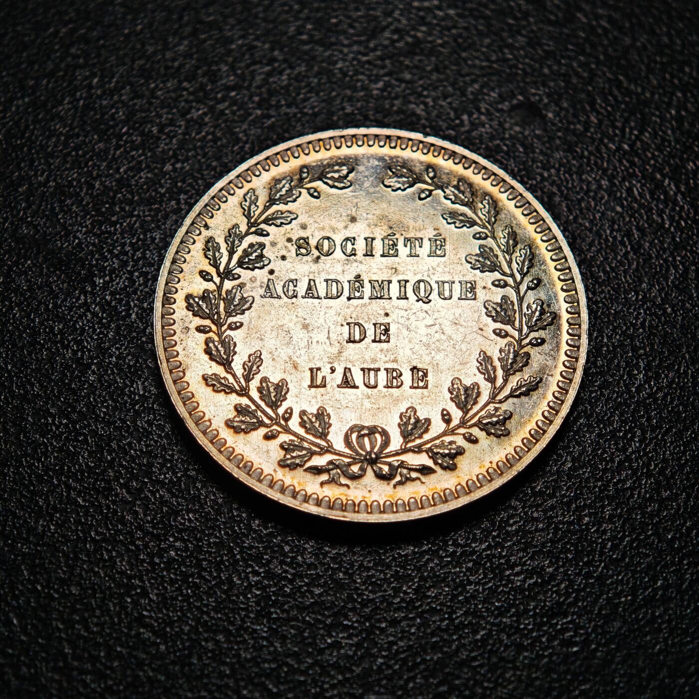 【德藏】世界币章拍卖第156期（拍品征集中~欢迎藏友联系） 19世纪 法国黎明学术学会圆形代用币银章 丰饶角边铭 类镜面底板 黄油包浆 直径约：31.9mm；重约：13g