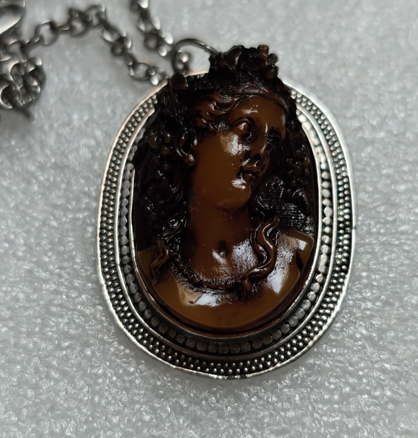 瓶子🏺第219期拍卖会  早期树脂高浮雕雕刻卡梅奥