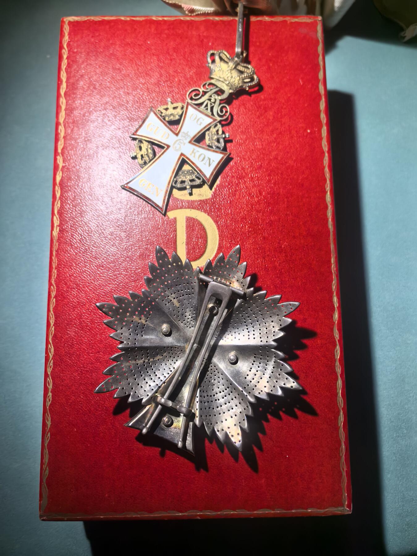 盛世勋华——号角文化勋章邮票专场拍卖第291期 丹麦 大十字级国旗勋章 原盒带厂标 银质带银标厂标 弗里德里克九世版 1940-1950年代 类似后期版本不带盒eMedals售价4500美元参见图10