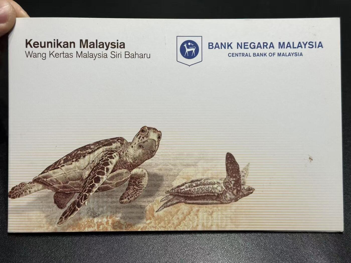 《外钞收藏家》第五百九十一期（畅拍场）（本平台长期征集拍品、欢迎藏友们联系合作） 马来西亚20林吉特 AA冠 带精美册子