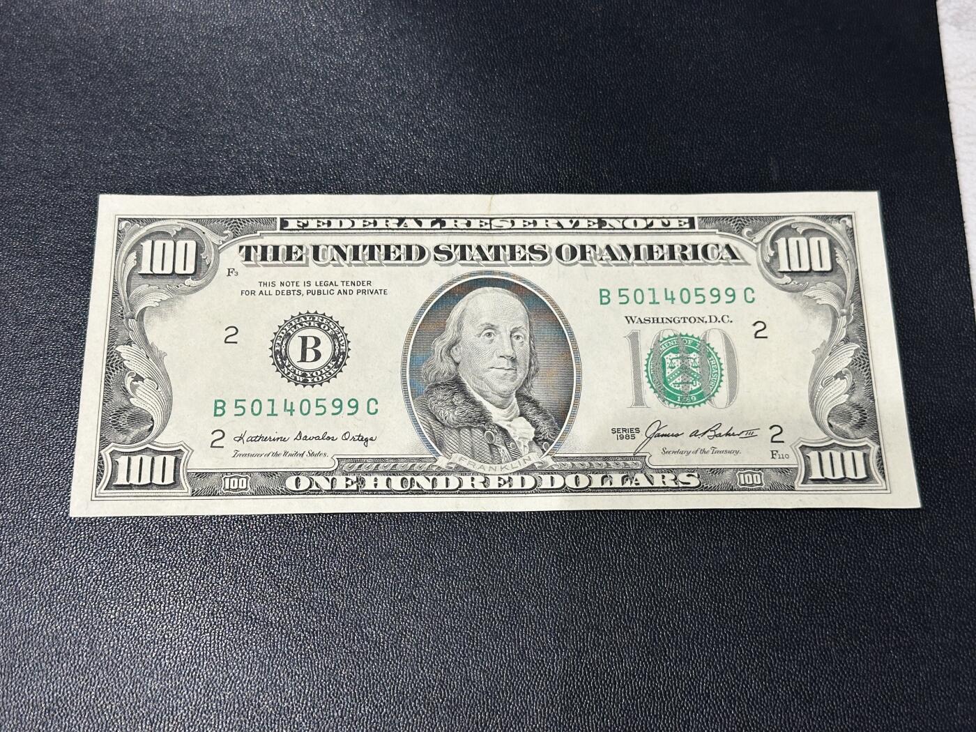 《外钞收藏家》第五百九十一期（畅拍场）（本平台长期征集拍品、欢迎藏友们联系合作） 1985年美国小头版100美元 AU品相 边上有个修补