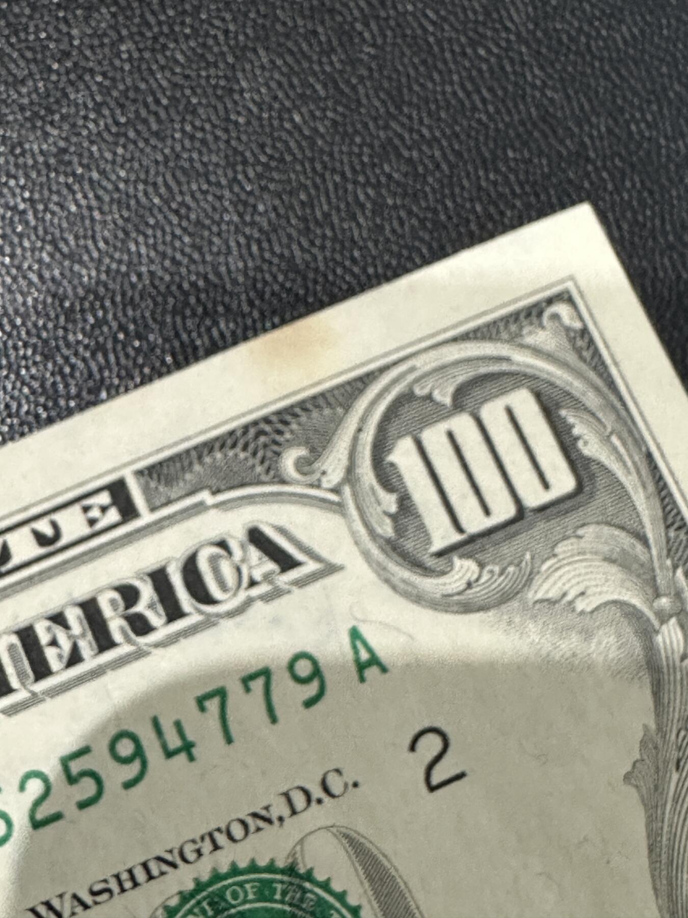 《外钞收藏家》第五百九十一期（畅拍场）（本平台长期征集拍品、欢迎藏友们联系合作） 1977年美国小头版100美元 无折 但有个黄斑