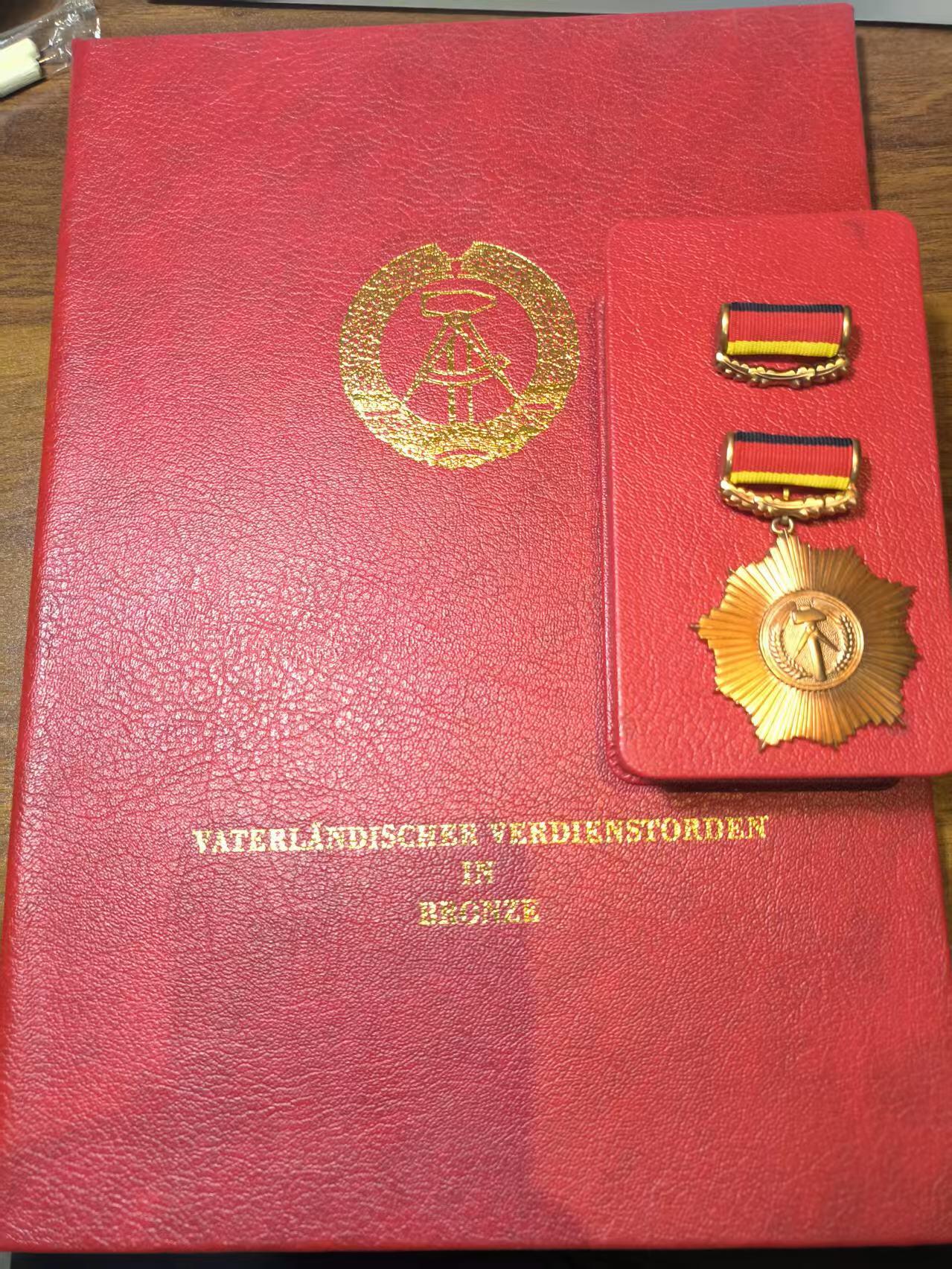 罗岚⭐新藏⭐特惠专拍第一场-分享拍场赚佣 德意志民主共和国 祖国功勋勋章原盒提手挂版本带证书 全东德最高荣誉 由 德意志民主共和国总统委员会（Staatsrat der DDR）颁发