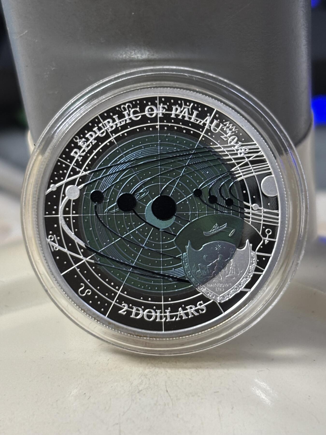 第184期拍卖 帕劳2018年太阳系系列2天王星镶蓝色铌金属彩银币，金属:999银/998铌，重量:15克(8.3克银/6.7克铌），发行：3000枚