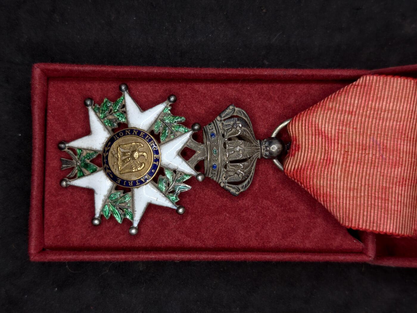 凯旋世界勋赏（第20期）（欢迎送拍）（对拍品有疑问请询问客服，不接受到手刀，出价默认拍品品相。请认真阅读拍卖规则！出价默认已认可！）（收到货请录制开箱视频，无视频概不处理问题。） 第二帝国荣誉军团勋章银制打标核心金制带盒