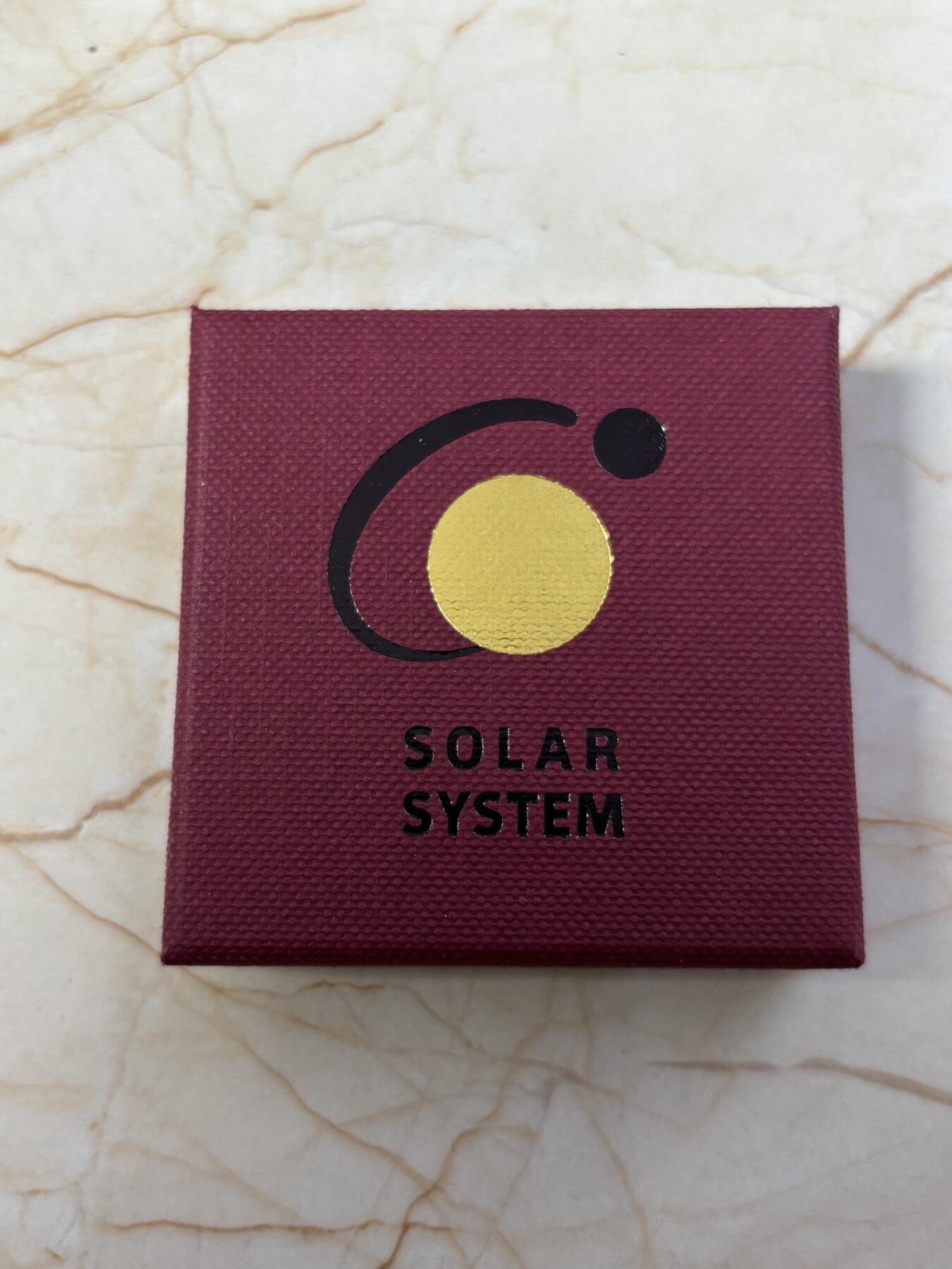 第184期拍卖 帕劳2018年太阳系系列2天王星镶蓝色铌金属彩银币，金属:999银/998铌，重量:15克(8.3克银/6.7克铌），发行：3000枚