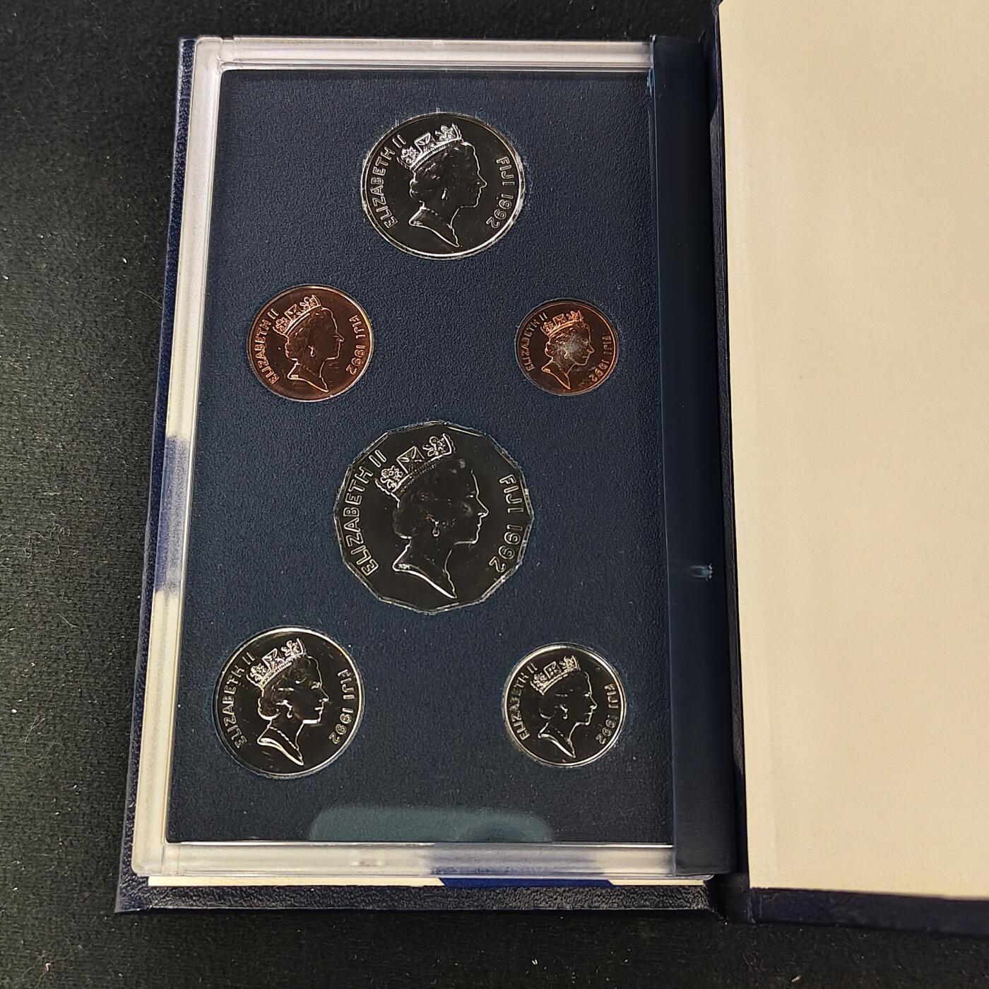 【全场包邮】纯粹捡漏拍483场（免费代拍第20场） 【少见】斐济1992年女王版官方PL套币-量5000