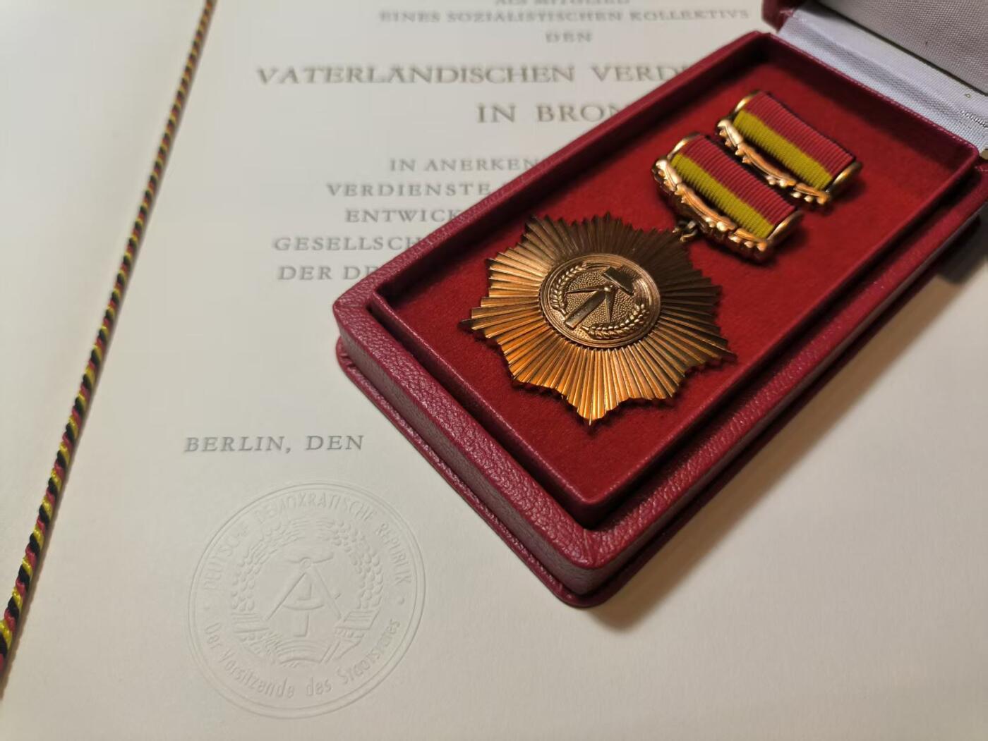 罗岚⭐新藏⭐特惠专拍第一场-分享拍场赚佣 德意志民主共和国 祖国功勋勋章原盒提手挂版本带证书 全东德最高荣誉 由 德意志民主共和国总统委员会（Staatsrat der DDR）颁发