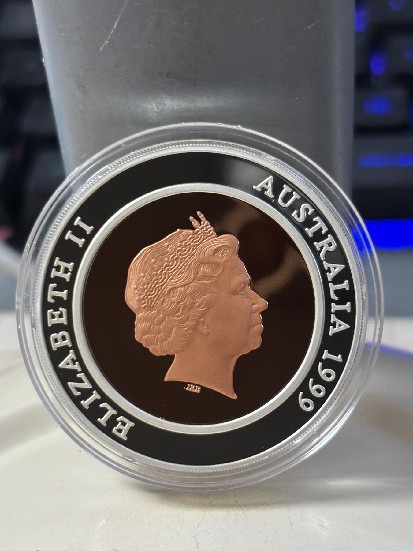 第184期拍卖 澳大利亚1999年千禧年过去精制双色银币，外环999银，内心铜，重量:33.16克，直径：38.74毫米发行：20000枚