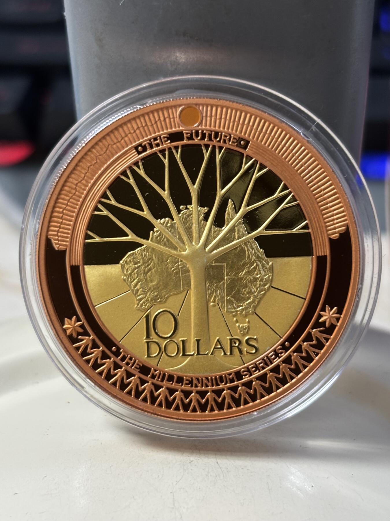 第184期拍卖 澳大利亚2001年千禧年系列未来双色精制纪念银币，999银，外圈铜，内圈银镀金，重量:1盎司，直径:38.74毫米发行：20000枚