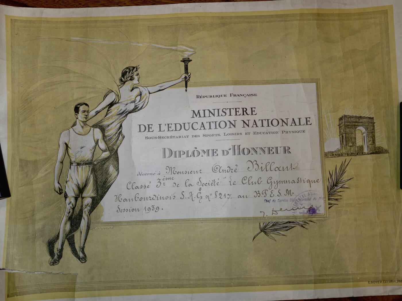 凯旋世界勋赏（第20期）（欢迎送拍）（对拍品有疑问请询问客服，不接受到手刀，出价默认拍品品相。请认真阅读拍卖规则！出价默认已认可！）（收到货请录制开箱视频，无视频概不处理问题。） 国1939年的体育荣誉证书（Diplôme d'Honneur），由法国国民教育部（Ministère de l'Éducation Nationale）下属的体育、休闲与体育教育秘书处颁发