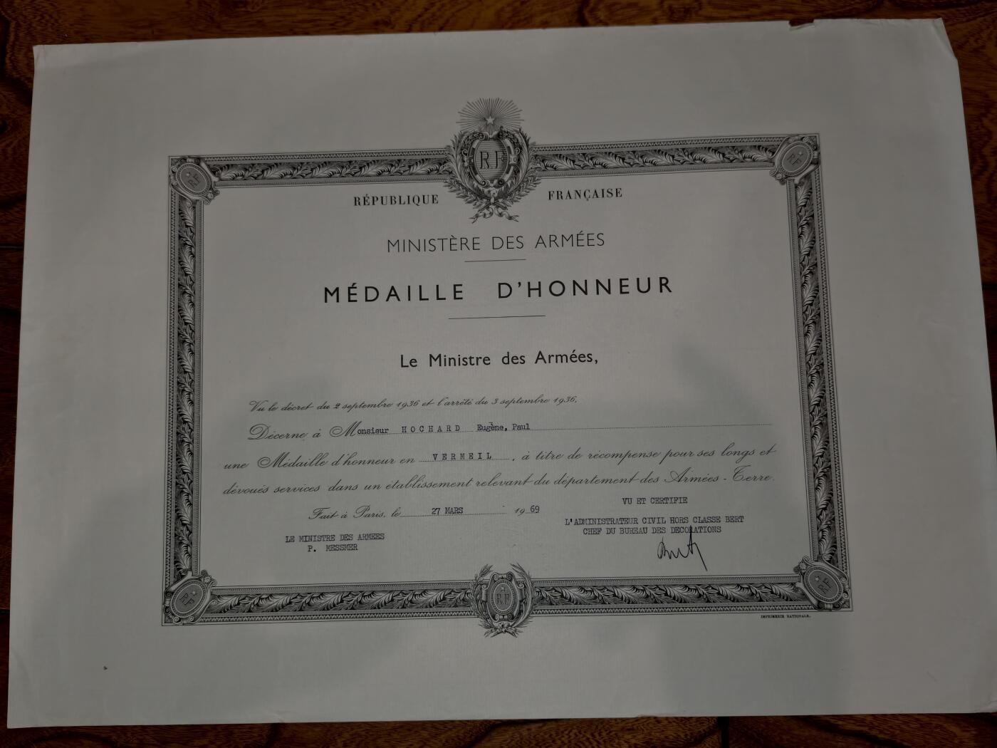 凯旋世界勋赏（第20期）（欢迎送拍）（对拍品有疑问请询问客服，不接受到手刀，出价默认拍品品相。请认真阅读拍卖规则！出价默认已认可！）（收到货请录制开箱视频，无视频概不处理问题。） 1969年法国国防部颁发的“荣誉勋章”授予证书，是法国军事行政体系对相关人员的官方表彰文件。