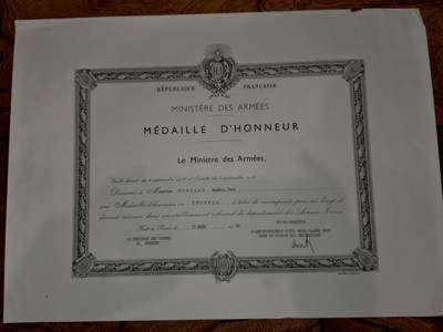 凯旋世界勋赏（第20期）（欢迎送拍）（对拍品有疑问请询问客服，不接受到手刀，出价默认拍品品相。请认真阅读拍卖规则！出价默认已认可！）（收到货请录制开箱视频，无视频概不处理问题。） - 1969年法国国防部颁发的“荣誉勋章”授予证书，是法国军事行政体系对相关人员的官方表彰文件。