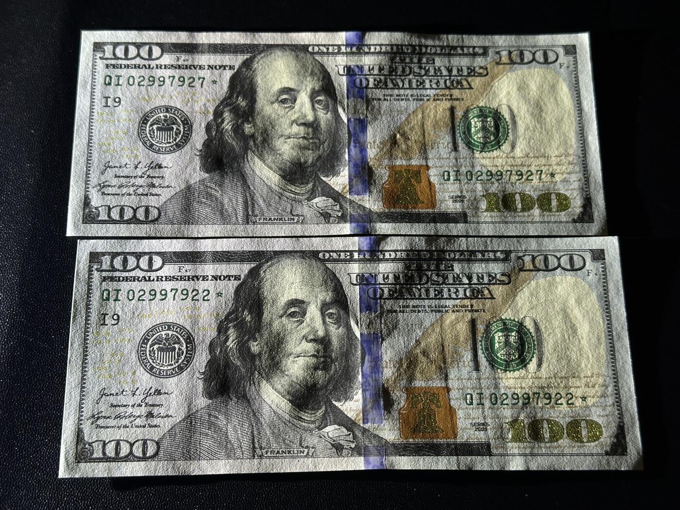 《外钞收藏家》第五百九十一期（畅拍场）（本平台长期征集拍品、欢迎藏友们联系合作） 2021年美国彩版100美元 同刀 2张近连号 全新 但有车轨印